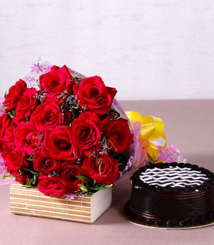 0004326_yummy-chocolate-cake-with-bouquet-of-20-red-roses8Lpj.jpeg