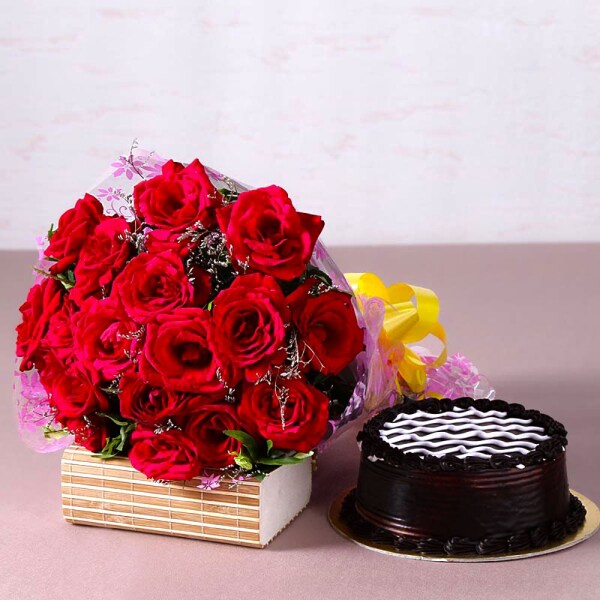 0004326_yummy-chocolate-cake-with-bouquet-of-20-red-roses8Lpj.jpeg